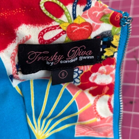Trashy Diva Geisha Fans Audrey Crop Top - Picture 3 of 7
